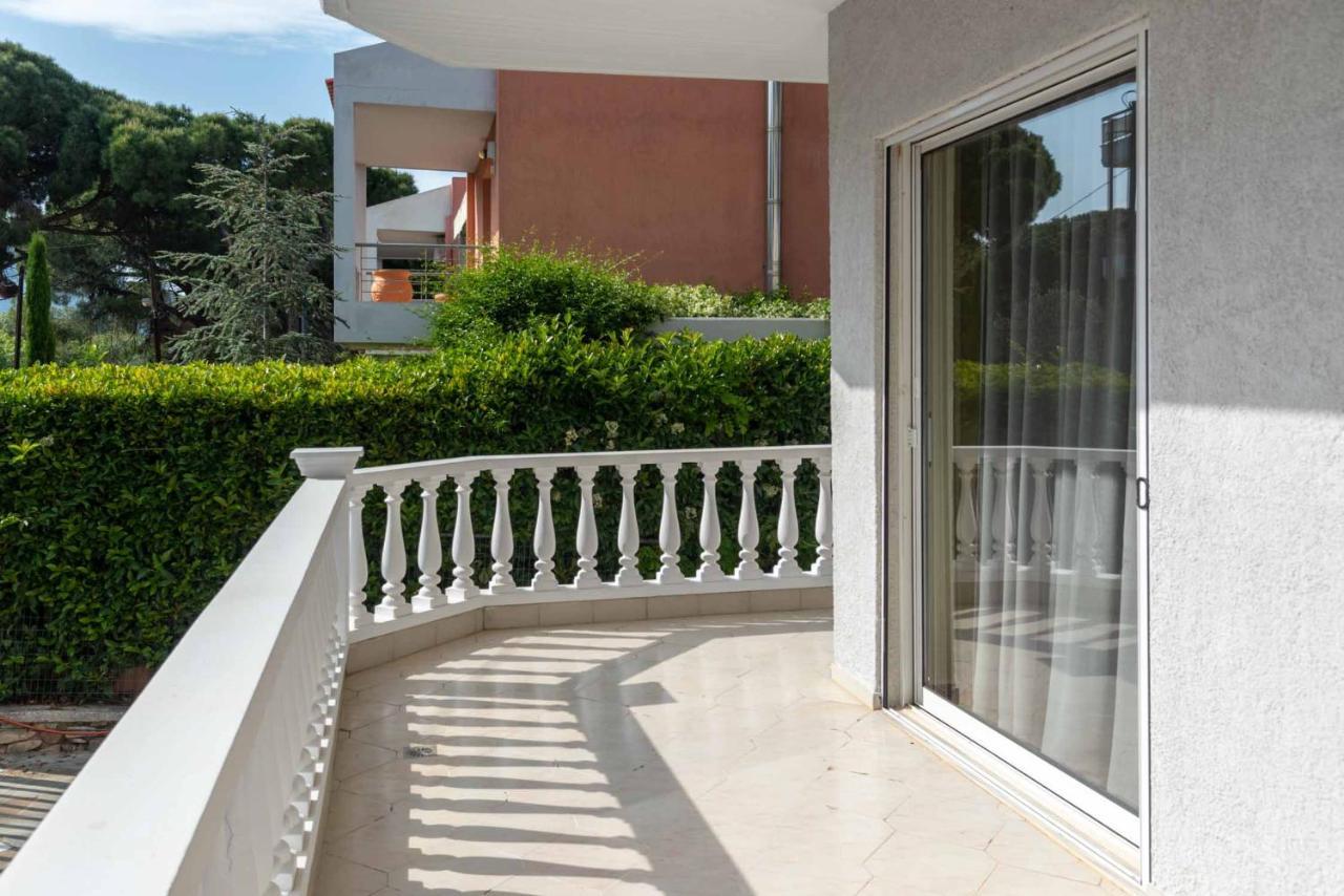 Sunny Escape:Stylish And Roomy Apt In Beach Haven! Nea Makri Exterior photo